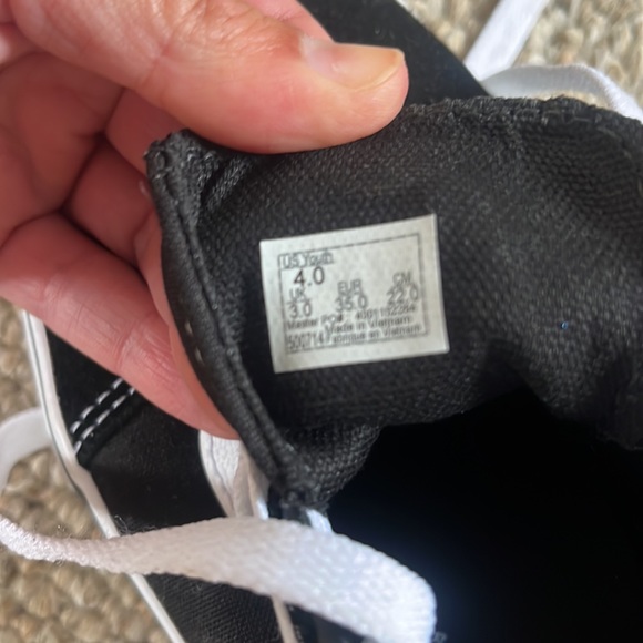 Vans Big kids ward sneaker size 4y. Never worn! - Picture 2 of 2